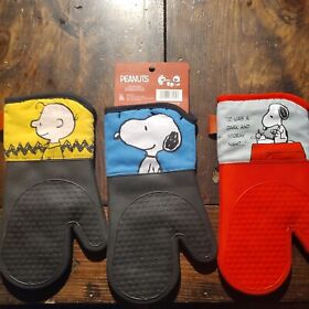 3 Peanuts Charlie Brown Silicone Oven Mitts