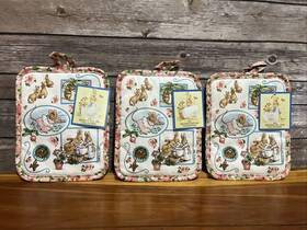 Beatrix Potter 044085964215 Peter Rabbit 3 Piece Kitchen Set Pot Holders Pink New