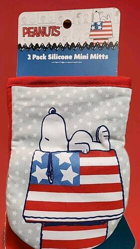 8526063 Best Peanuts Snoopy Patriotic 2pack Silicone Mitts