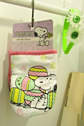 754-2-g-821 Best Brands Consumer Products Peanuts Snoopy Easter Egg 2-pack Mini Baking Mitts