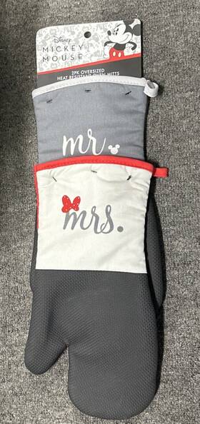 Ff25523 Best Brands Disney Non-slip Heat Resistant Neoprene Oven Mitts 2pk Mr. And Mrs