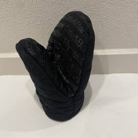 307-275 Crate & Barrel And Black Mini Oven Mitt With Silicone Grip Kitchen Baking Cook