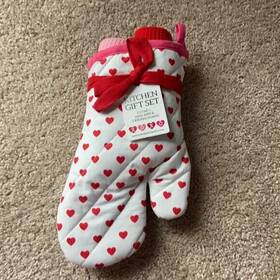 Design Imports Inc. 738215298584 Lil Hearts Kitchen Gift Set With Oven Mitt And 2 Towels Valentines Day