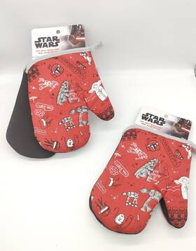 Disney 042221334366 Star Wars 2pk Heat Resistant Mini Oven Mitts Yoda Luke Darth Red Black