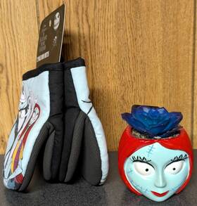 Disney 042887771093 Nightmare Before Christmas 2 Pck Mini Oven Mitts And Terrarium Jack Sally