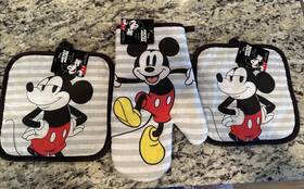 Disney 199006008728 3 Piece Mickey Mouse Oven Mitt 2 Potholders Official