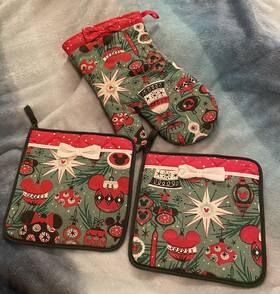Disney 400008537568 Christmas Oven Mitt Holiday Green Rec Bows Double Sided Print