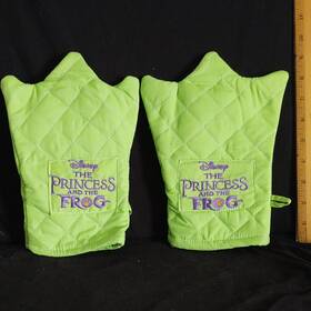 6755-12 Disney 09284 The Princess And Frog Green Cotton Quilted 2 Oven Mitts Set