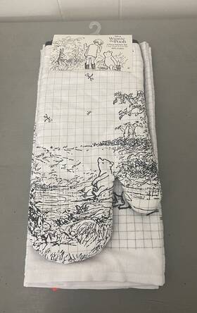 Disney 766169230732 Winnie The Pooh Sketchbook Nwt 1 Oven Mitt And 2 Dish Towels Kitchen Set