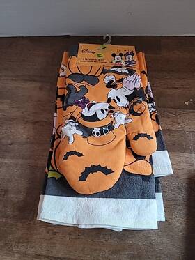 Disney 766169240830 Mickey Mouse Halloween 3 Piece Kitchen Set 2 Towels 1 Oven Mitt Bats