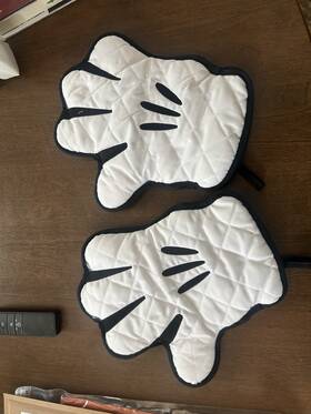 B003vj5g8sdis111201n Disney Mickey Mouse Glove Oven Mitts 2