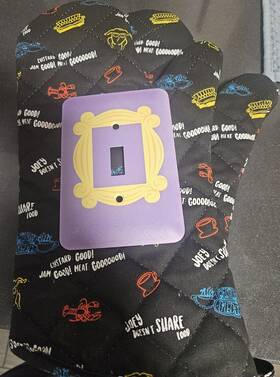 143096 Friends The Tv Series Quilted Oven Mitt Set With Light Switch Plate