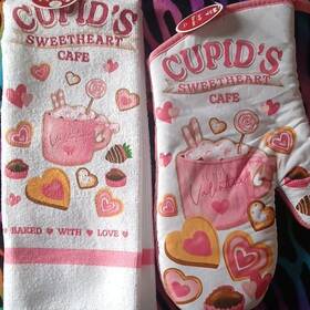 362143 Greenbrier International Valentines Day Hearts Oven Mitt And Tea Towel Set