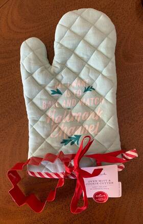 Hallmark Channel 661127004410 Green Oven Mitt With Tree Shaped Cookie Cutter New