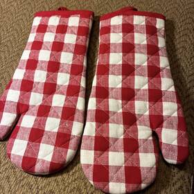 84837 Hobby Lobby Nwot Buffalo Check 14 Inch Red Oven Mitt Set Of 2