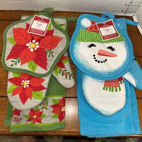 090550 Holiday Time 2 Sets Of 3 Piece Christmas Towel Oven Mitt Potholder Each