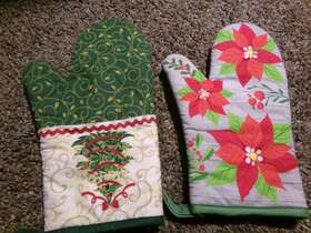 Holiday Time 636477011708 Christmas Oven Mittens 2 Large Poinsetas And Decorated Tree With Hanging Loops