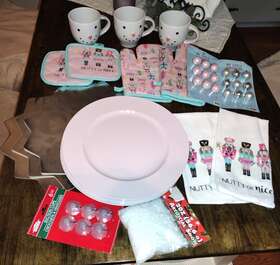 Holiday Time / Royal Norfolk 190714498641 Pot Holder Oven Mitt Kitchen Nutcracker Pink Charger Plate Snowman Mugs 22pc Lot