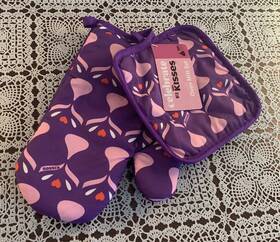 Innovative Brands 810020285444 Hersheys Kisses Purple Potholder 7 Inch Oven Mitt 10 Set