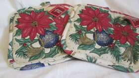 Kitchen 029441343491 2 Christmas New Hot Pads Poinsettia Bulbs Holly Red Cream Green Quilted