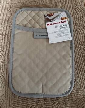 Kitchenaid 028332771740 Textured Silicone Pot Holder 2 Piece Set Beige And Gray 7 Inch X10