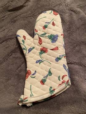 390028202 Lenox Poppies On Blue Oven Mitt