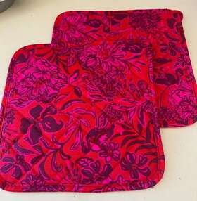 Lilly Pulitzer 197367050141 Nwt Set Of 2 Pot Holders Amaryllis Red Secret Hideaway