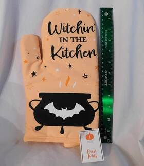 Made For Retail 810655174168 12 Inch Pink-orange Witchin In The Kitchen Oven Mitt Halloween Caldron Decor Witch