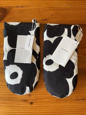 Marimekko 411254735152 Set Of Two New Black And White Pieni Unikko Oven Mitts