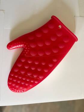 100198 Pampered Chef Red Silicone Oven Mitt