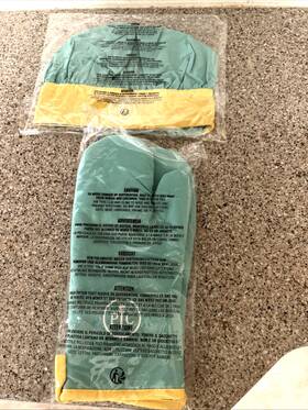 101591 Pampered Chef New Set Of 3 - Kids Club Hat And Oven Mitts Item #101591