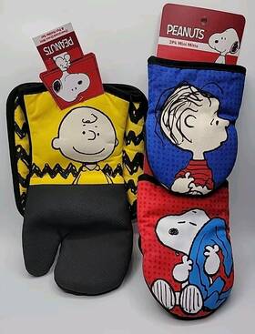 Peanuts 000887334632 Oven Mitt Set 4pc Snoopy Charlie Brown Linus New