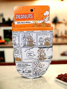 Peanuts 042887356245 Snoopy Comic Cartoon Mini Oven Mitts 2 Pack Autumn Fall White Orange New