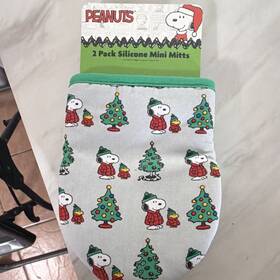 156624 Peanuts Snoopy Christmas 2 Pack Silicone Mini Heat Resistant Oven Mitts
