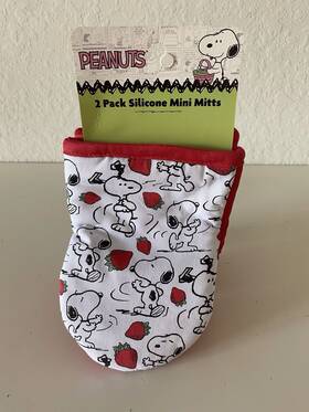Peanuts 199006015726 2 Pack Snoopy Strawberry Strawberries Silicone Mini Oven Mitts New
