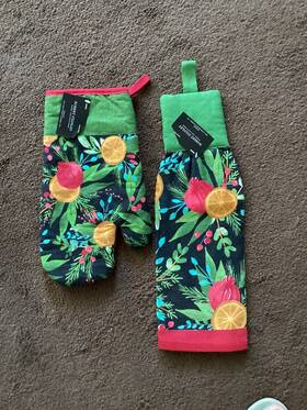 5593033 Robert Stanley Collection Inch Christimas Holly 2 Pcs. Set Mitten And Hanging Towel Nwts