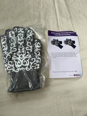 K51459 Temptations Temp-tations Oven Safe Gloves With Silicone Accents Small Gray Damask New