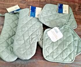 Pth100 The Home Store Light Green Oven Mitts 2 4 Pot Holders