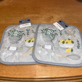 True Living 430002116384 Nwt Two Pot Holders Lemons In Bowl Flowers 8 Inch X
