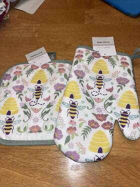 True Living 430002122859 Nwt One Pot Holder And Oven Mitt Set Bumblebee Hives Flowers