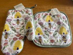 True Living 430002122927 Nwt One Pot Holder And Oven Mitt Set Bumble Bee Hive Flowers