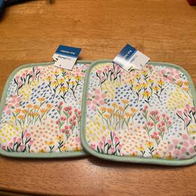 True Living 430002157486 Nwt Two Pot Holders Soft Colored Flowers 8 Inch X