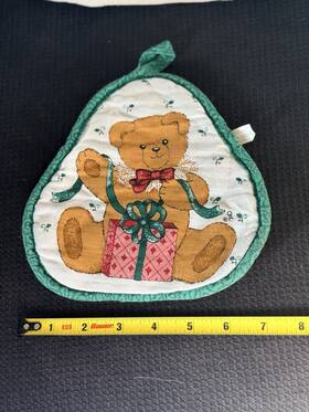 Rn-18716 Vintage Quilted Bear Christmas Holiday Potholder Green Cotton Blend Polyester 9x7 In