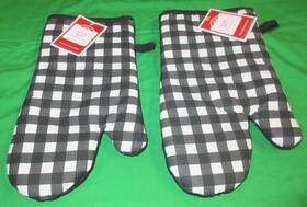 White 190714498504 Set Of 2 Oven Mitts Black And Checkered Pattern