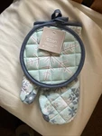 Nwt St Nicholas Square Wondrous Winter Xmas Snowflake Oven Mitt & Potholder. Fixed Price $35.00.
