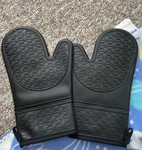 Vaincre Oven Heat Resistant - 2PCS Black Silicone Mitts, New. Fixed Price $12.11.