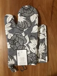 Vera Bradley Pot Holder & Oven Mitt Set In Cotton Moon Shadow Meadow. Fixed Price $19.99.