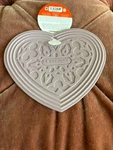 Le Creuset Heart Silicone Trivet Hot Pad Pot Holder Mauve Pink. Fixed Price $36.99.