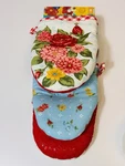 The Pioneer Woman Sweet Rose Mini Kitchen Oven Mitts 2-PC Set Floral Rare Nwt. Fixed Price $18.00.