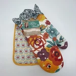The Pioneer Woman Kitchen Set 2 Piece Flea Market Pot Holder Oven Mitt New. Fixed Price $24.99.